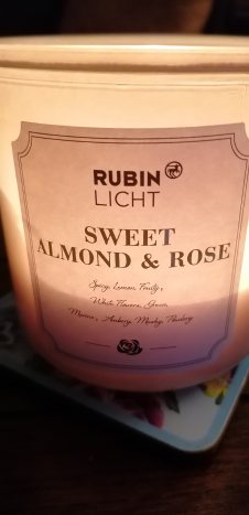 Foto von Rubin Licht Duftglas mit Golddeckel Indian Rose & Sweet Almond